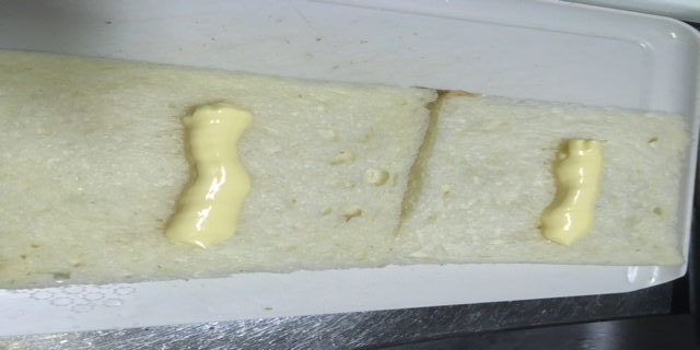 パンにバターを塗っている写真